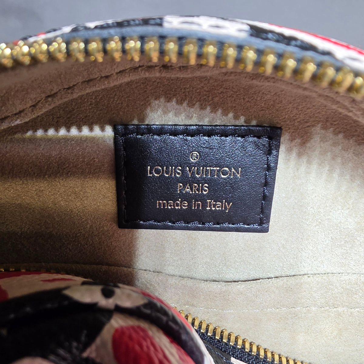 Louis Vuitton Boite Chapeau Souple PM – Giant Monogram Crafty, Rouge/Rose/Crème