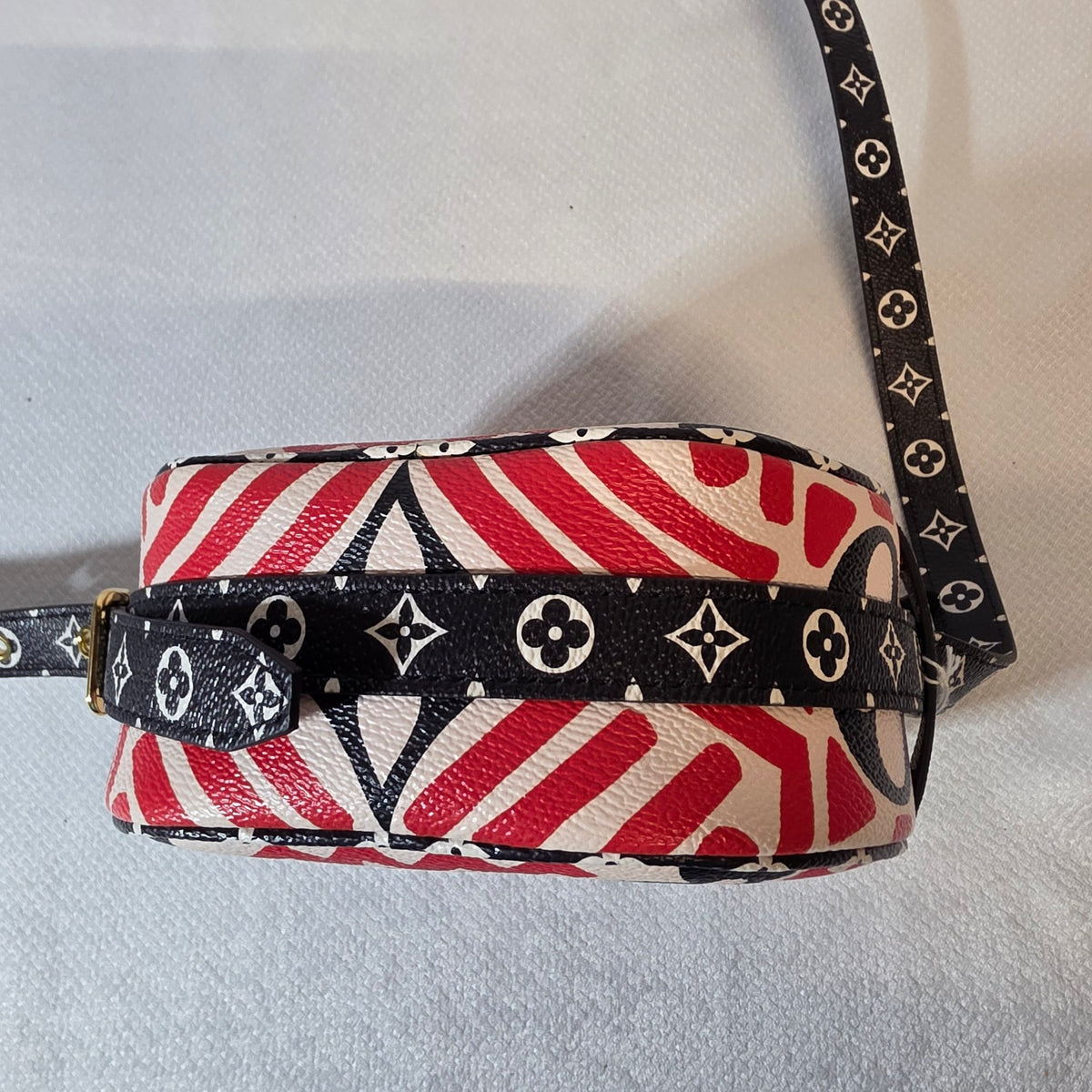 Louis Vuitton Boite Chapeau Souple PM – Giant Monogram Crafty, Rouge/Rose/Crème